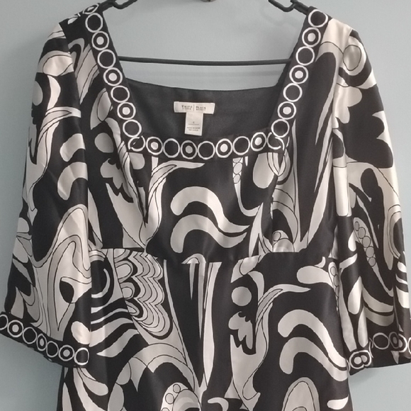 White House Black Market Tops - White House Black Market Black & White Graphic Scoop-Neck Tunic Size 6